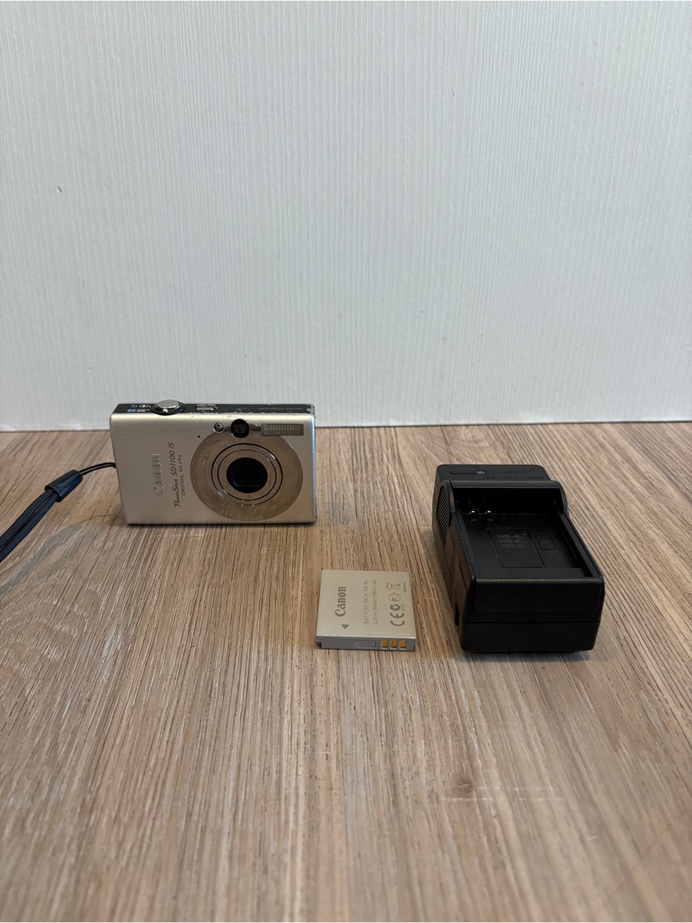 Canon PowerShot SD1100 IS 8.0MP Digital ELPH Camera silver Charger works
